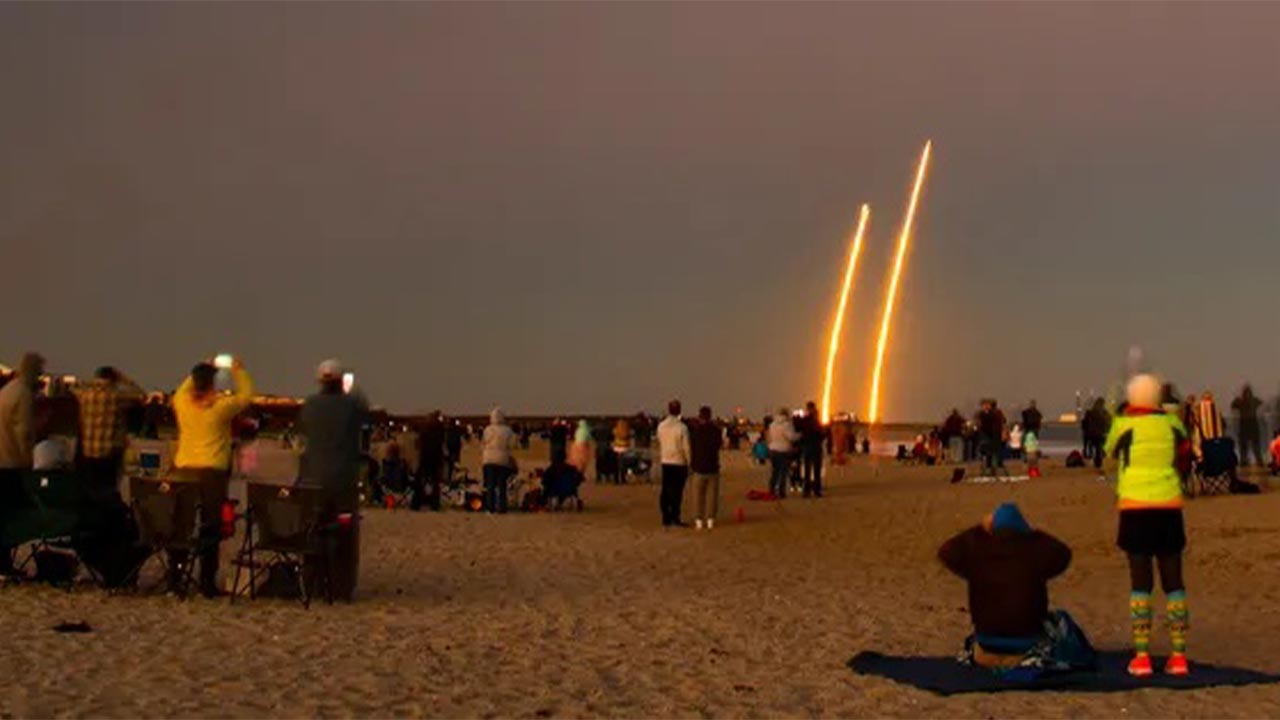 SpaceX Falcon Heavy Rocket Tears Through Gorgeous Sunset, Boosters Land ...